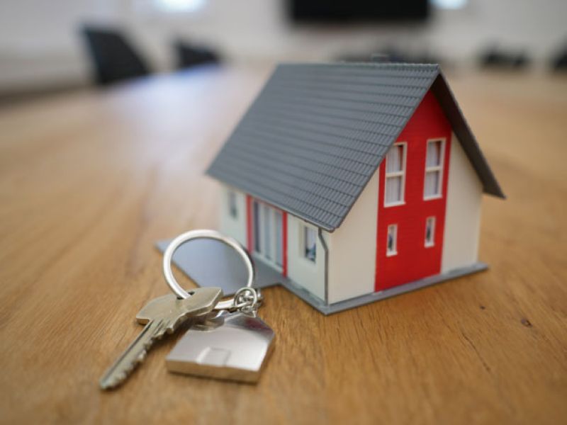 Hausmodell mit Schlüssel – faire Immobilienvermittlung in Bremen